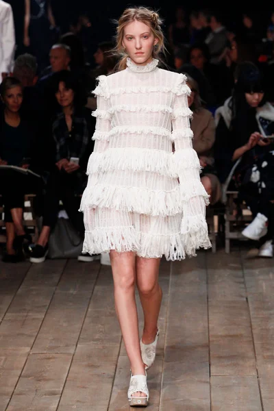 Look 16
